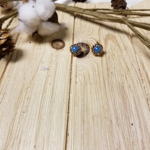 Beautiful Blue Fire Opal stud earrings in GOLD - Picture 7 of 7